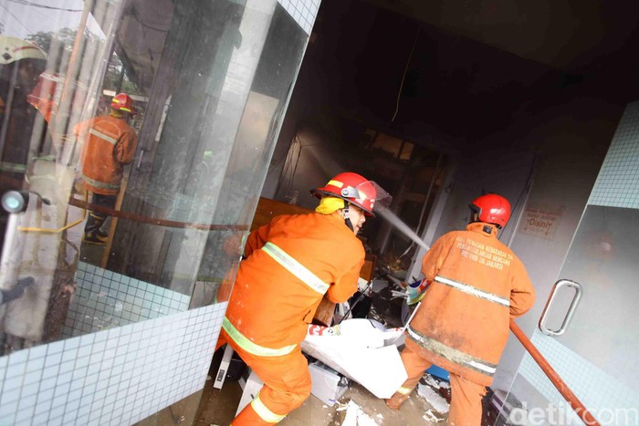Si jago merah mengamuk di Cawang Baru, Jakarta, Selasa (19/9/2017). Kebakaran tersebut menghanguskan rumah warga, pabrik roti dan pabrik percetakan.
