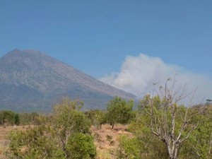 Hujan Abu di Karangasem Dikira dari Gunung Agung, Ternyata...