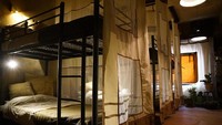 Bagi traveler yang mau menginap di Walled Off Hotel, ratenya dimulai dari USD 60 per malam atau sekitar Rp 795.000 untuk kamar Budget Barrack, hingga USD 965 per malam Rp 12,9 juta untuk Presidential Suite (walledoffhotel.com)