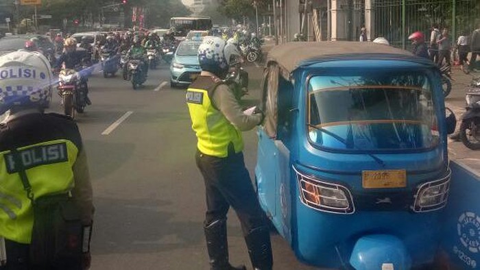 Polisi Tilang Bajaj dan Ojek Online yang Ngetem di Gambir