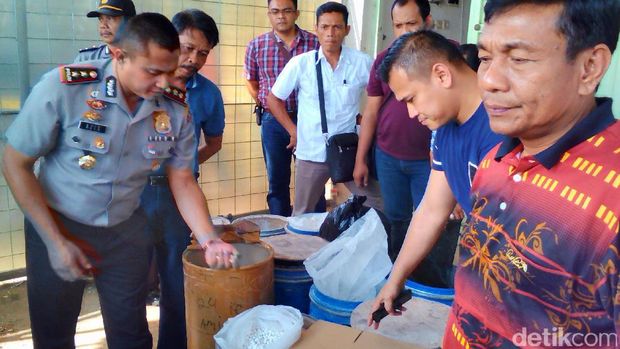 Penggerebekan pabrik pil pcc di Purwokerto.