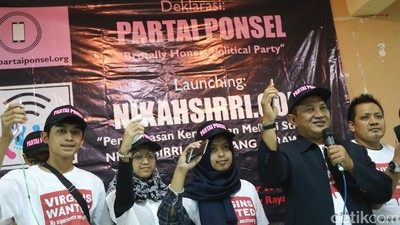 Unik! Pria Asal Cilacap Ini Deklarasikan Partai Ponsel