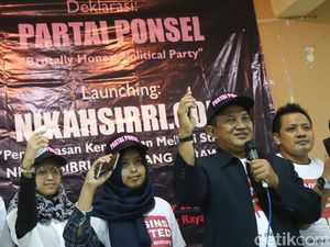 Unik! Pria Asal Cilacap Ini Deklarasikan Partai Ponsel