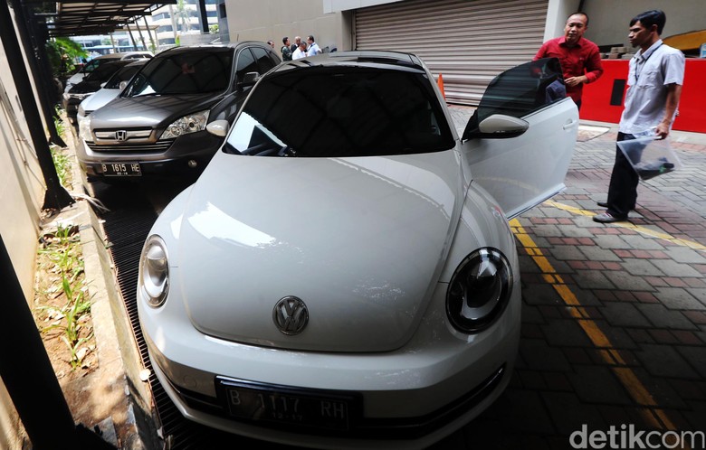 KPK Akan Lelang 19 Mobil dan 1 Sepeda Motor (Foto: Grandyos Zafna) KPK Akan Lelang 19 Mobil dan 1 Sepeda Motor (Foto: Grandyos Zafna)