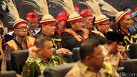 Tim Presidium Daerah Otonomi Baru datang dengan mengenakan pakaian adat.