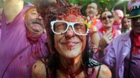 Tidak sedikit juga gadis cantik yang rela basah untuk merayakan keseruan festival (AFP)