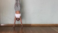 Ia terlihat sedang melakukan gerakan handstand. Gerakan ini memiliki manfaat seperti meningkatkan keseimbangan, fleksibilitas dan sirkulasi darah. (Foto: instagram/sophia_latjuba88)
