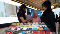 Seorang pengunjung membeli kartu e-Money.