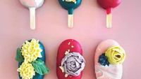 Raymond juga membuat cake popsicles feminin dengan sentuhan bunga. Bentuk bunga 3 dimensi ini dibuat dari fondant.
