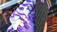 Taconya dibuat dari waffle berwarna hitam. Es krim memakai campuran ube, jadilah es krim lembut legit sekaligus renyah! Foto: Istimewa