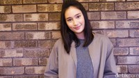 Ia selalu tampil menawan baik dengan makeup maupun tampil polos.