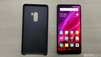 Hard cover Mi Mix 2 yang didapat dalam paket penjualannya. Foto: Anggoro Suryo Jati/detikINET