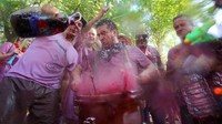 Bahkan pemain drum yang seharusnya menjadi pelengkap festival juga tidak luput dari guyuran anggur merah. Semua kebagian basah (AFP)