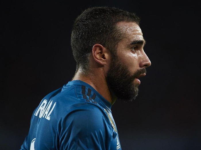 Bek Real Madrid, Dani Carvajal, terpaksa diistirahatkan karena mengalami infeksi virus perikardium. Foto: Manuel Queimadelos Alonso/Getty Images Bek Real Madrid, Dani Carvajal, terpaksa diistirahatkan karena mengalami infeksi virus perikardium. Foto: Manuel Queimadelos Alonso/Getty Images