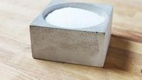 Mangkuk garam yang satu ini disebut juga dengan Culinarium Salt Bowl. Mangkuk ini memiliki tampilan industri yang keren dan cukup cantik, memudahkan kita meraih garam saat memasak. Foto: Istimewa