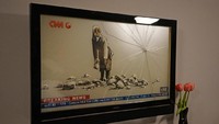 Bagi traveler pecinta karya Banksy, hotel ini sangat artistik karena memiliki kamar yang begitu ramai dengan sentuhan Banksy (walledoffhotel.com)