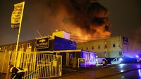 Brigade Pemadam Kebakaran London menyebut kebakaran memicu asap pekat dan meminta warga setempat menutup jendela serta pintu. Foto: REUTERS/Tom Jacobs