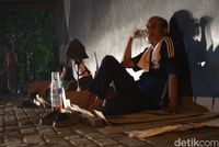 Kisah Tukang Gali di Jakarta Menanti Orderan di Kolong Flyover