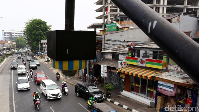 Perangkat Closed Circuit Television (CCTV) terpasang di jembatan penyeberangan orang di Jalan Otto Iskandardinata, Jakarta, Selasa (19/9/2017). 

Ditlantas Polda Metro Jaya berencana menerapkan sistem tilang melalui CCTV bagi pengguna kendaraan bermotor di Jakarta. Hal tersebut dianggap lebih efektif karena jumlah personel polisi saat ini tidak memadai jika terus menggunakan sistem tilang konvensional.