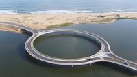 Tujuan sebenarnya jembatan itu dibentuk bulat adalah untuk memastikan para pengemudi menikmati  pemandangan di kawasan pantai selatan Uruguay. Istimewa/Boredpanda.