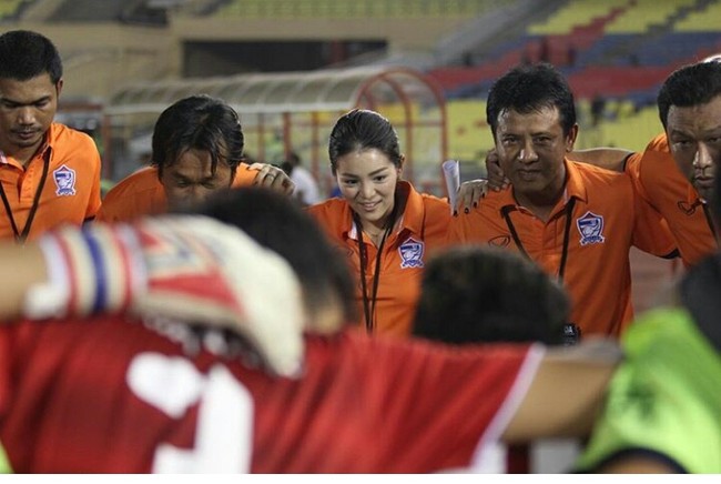 Saat timnas sepak bola Thailand bertanding dalam laga SEA Games 2017, ada sosok manajer cantik, Watanya Wongopasi yang menjadi sorotan. Foto: Istimewa.
