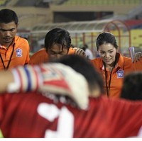 Saat timnas sepak bola Thailand bertanding dalam laga SEA Games 2017, ada sosok manajer cantik, Watanya Wongopasi yang menjadi sorotan. Foto: Istimewa.