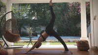 Nah, ini pose yoga leg high. Pose ini dilakukan dengan membungkukan badan ke bawah dan menaikan salah satu kaki ke atas. (Foto: instagram/sophia_latjuba88)