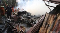 Api berasal dari pembakaran sampah di lahan kosong yang menyambar tumpukan barang bekas.