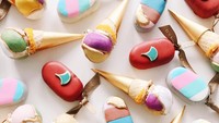Melalui akun Instagram @rymondtn, Raymond mengunggah kreasi cake popsiclesnya. Pria asal Malaysia ini pernah membuat cake popsicles tema Bulgari.