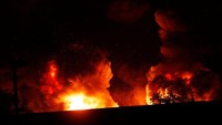 Sejauh ini satu korban luka, yang mengalami luka bakar, dilarikan ke rumah sakit setempat. Foto: REUTERS/Eddie Keogh