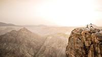 Bukan kuda, Anantara Al Jabal Al Akhdar Resort di Green Mountain, Oman menawarkan pengalaman naik keledai dengan pemandangan Pegunungan Al Hajar. Resor juga mengadakan sesi yoga dengan pemandangan cantik itu (Anantara Al Jabal Al Akhdar Resort)