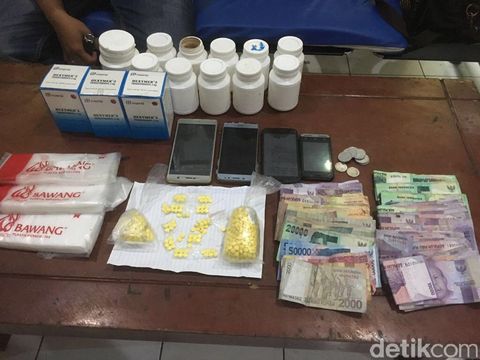 Barang bukti obat keras yang diamankan dari empat penjual