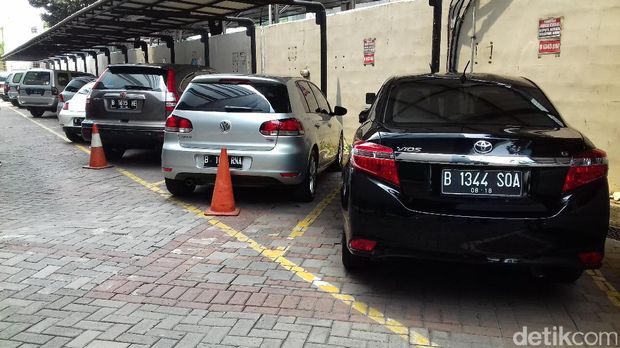 Mobil-mobil rampasan dari terpidana korupsi yang akan dilelang KPK