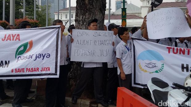 Serikat Pegawai PD Pasar Jaya demo di depan Balai Kota DKI.