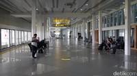 Ruang tunggu di shelter Skytrain Terminal 3 Ultimate pun sangat bersih serta terdapat beberapa faslitas penunjang. Seperti kursi, information booth, supermarket hingga charging station (Shinta Angriyana/detikTravel)