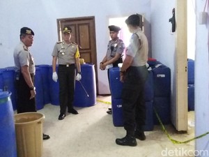 Polisi Bondowoso Gerebek Gudang Pengoplos 6.000 Liter Arak