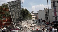 Sejumlah apartemen, sebuah sekolah, sebuah pabrik dan sebuah supermarket masuk daftar gedung yang roboh akibat gempa. Foto: REUTERS/Ginnette Riquelme