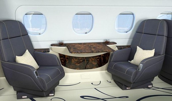 Pesawat jet ini merupakan pesawat tercepat di kelasnya. Ada sofa-sofa yang nyaman di setiap sisinya (dok. Embraer) Pesawat jet ini merupakan pesawat tercepat di kelasnya. Ada sofa-sofa yang nyaman di setiap sisinya (dok. Embraer)