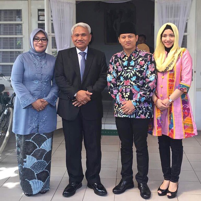 Dalam berkegiatan, Novita Hardini suka tampil resmi memakai batik. Seperti Arumi Bachsin yang merupakan istri dari Emil Dardak --Bupati Trenggalek-- gaya hijabnya terlihat simpel. Namun Novita memilih pakai ciput ninja agar leher tak terekspos. Foto: Dok. Instagram @novitamochamad