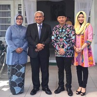 Dalam berkegiatan, Novita Hardini suka tampil resmi memakai batik. Seperti Arumi Bachsin yang merupakan istri dari Emil Dardak --Bupati Trenggalek-- gaya hijabnya terlihat simpel. Namun Novita memilih pakai ciput ninja agar leher tak terekspos. Foto: Dok. Instagram @novitamochamad