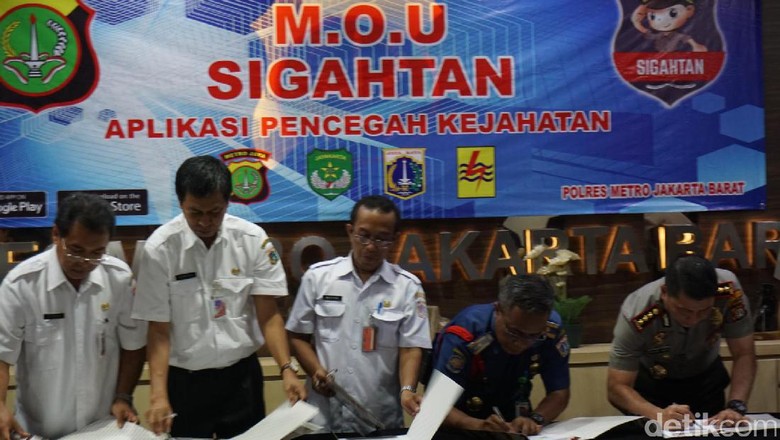 Polres Jakbar Luncurkan Aplikasi Panggil Polisi Sigahtan Polres Jakbar Luncurkan Aplikasi Panggil Polisi Sigahtan