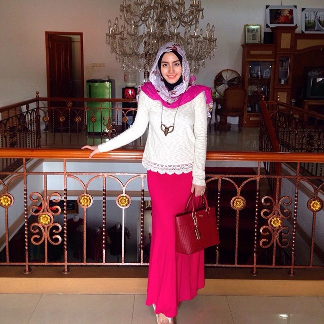 Lagi-lagi warna busana jatuh pada nuansa pink. Novita Hardini mengombinasikan blouse putih dan rok panjang warna shocking pink. Ia menambahkan kerudung corak agar busana polos lebih terlihat atraktif. Foto: Dok. Instagram @novitamochamad