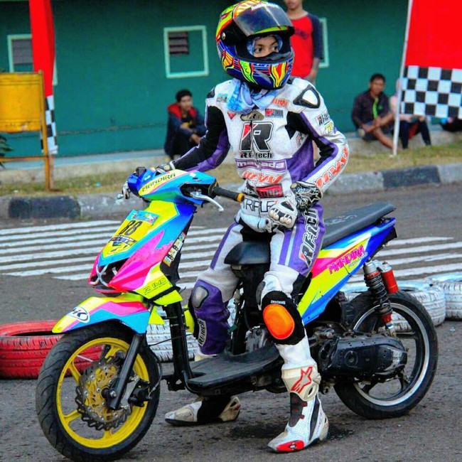 Sudah puluhan piala yang diraih Kintan Mary dari balapan motor resmi. Foto: Instagram @kintaanmary