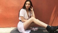 Manohara terlihat lebih kurus kala memamerkan kaki jenjangnya itu. (Dok. Instagram/manodelia)
