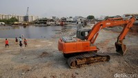 Dari proyek yang berstatus darurat itu, Kementerian PUPR mendapatkan penugasan untuk membangun sepanjang 4,5 km yang terbagi menjadi 2 paket. Paket 1 tengah dikerjakan sepanjang 2.300 meter di Kelurahan Muara Baru (Pluit), Penjaringan, Jakarta Utara, nilainya mencapai Rp 379 miliar. Progresnya sudah mencapai 59,3%.