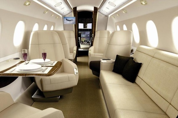 Pesawat Embraer Legacy 500 ini punya ukuran kabin yang terbesar di kelasnya. Panjangnya sekitar 27,6 kaki, dan tingginya sekitar 6 kaki. Kamu tidak perlu membungkukkan badan dan bisa berdiri normal di kabin pesawat mewah ini (dok. Embraer) Pesawat Embraer Legacy 500 ini punya ukuran kabin yang terbesar di kelasnya. Panjangnya sekitar 27,6 kaki, dan tingginya sekitar 6 kaki. Kamu tidak perlu membungkukkan badan dan bisa berdiri normal di kabin pesawat mewah ini (dok. Embraer)