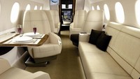 Pesawat Embraer Legacy 500 ini punya ukuran kabin yang terbesar di kelasnya. Panjangnya sekitar 27,6 kaki, dan tingginya sekitar 6 kaki. Kamu tidak perlu membungkukkan badan dan bisa berdiri normal di kabin pesawat mewah ini (dok. Embraer)