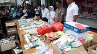 Kabid Humas Polda Metro Jaya Kombes Argo Yuwono mengatakan, dari toko-toko obat tersebut, tim menyita puluhan ribu butir obat-obatan keras dan psikotropika.