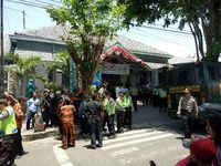 Suasana di luar persidangan