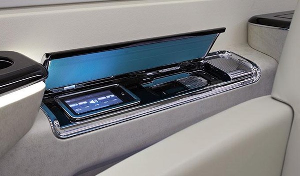 Fasilitas hiburan mewah nan elegan juga hadir di pesawat jet Embraer Legacy 500 ini. Fasilitas yang bakal memanjakan traveler selama di dalam perjalanan (dok. Embraer) Fasilitas hiburan mewah nan elegan juga hadir di pesawat jet Embraer Legacy 500 ini. Fasilitas yang bakal memanjakan traveler selama di dalam perjalanan (dok. Embraer)